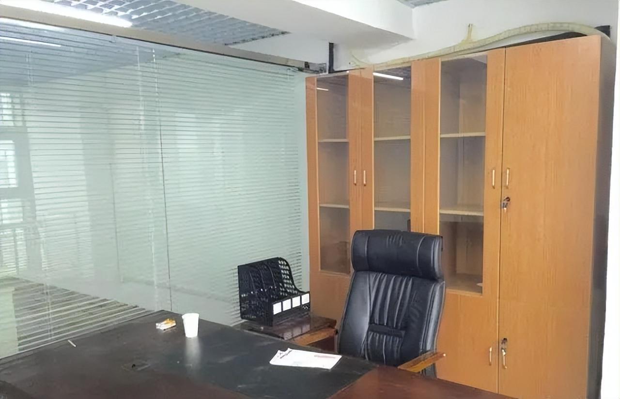yl23455永利官网-单位领导办完退休手续，上午退出工作群，下午就叫快递拉走办公椅